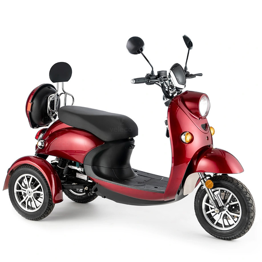 Trehjulig_promenadscooter_i_rött,_tvåsitsig_med_ikonisk_Vespa-design,_även_känd_som_permobil_för_två_personer_ZT63.