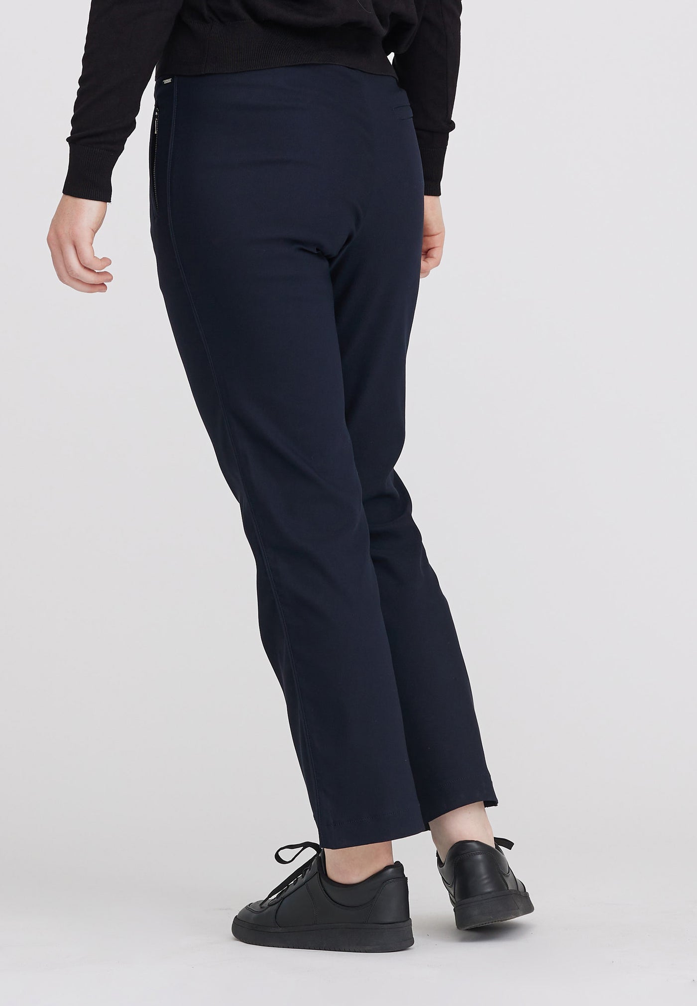 Charlotte Regular ML - Ultimate Black - Laurie - 3