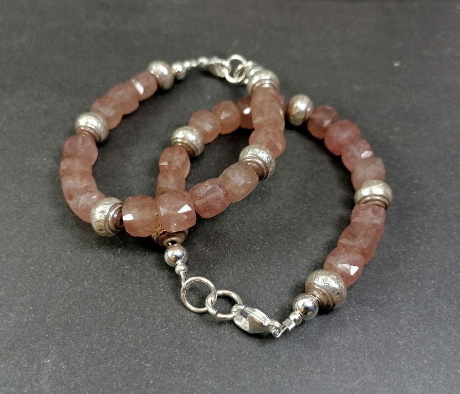  Pärla Armband med Facetterade Jordgubbskvarts och Silver Pärlor