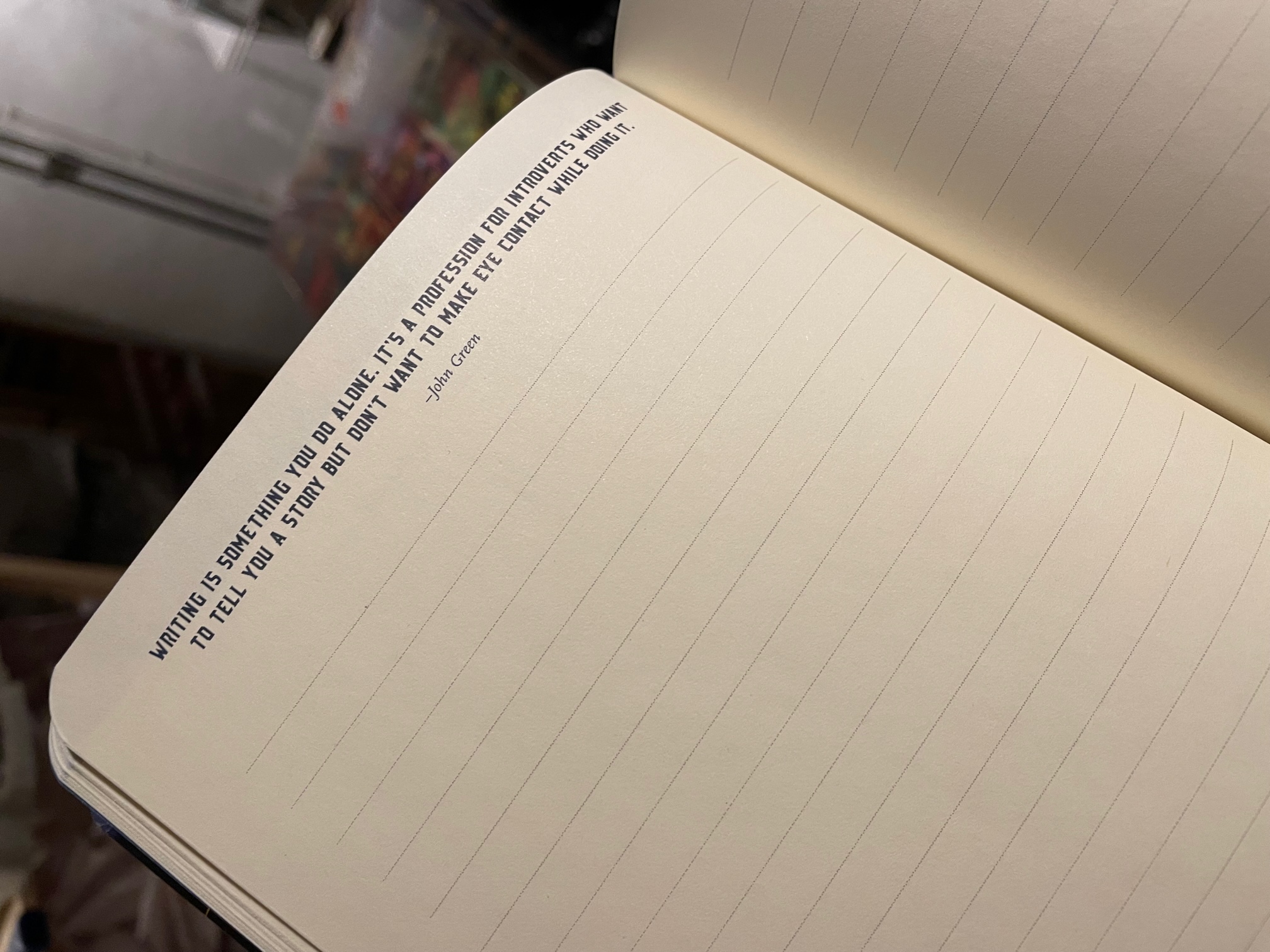 Introvert : Journal - Skrivbok A5 linjerad med citat och resårband "For qiuet thinkers and dreamers" - 2