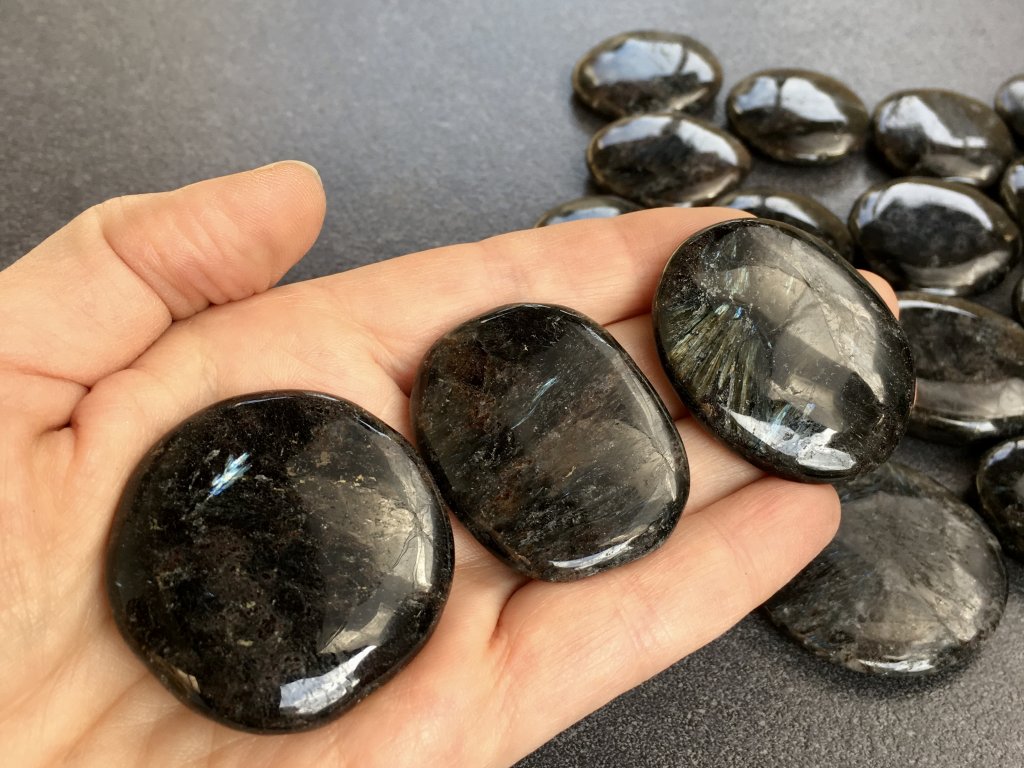 Palm Stone "No Worry Stone" - Astrofylit / Antofylit (Anthophyllit) - 2