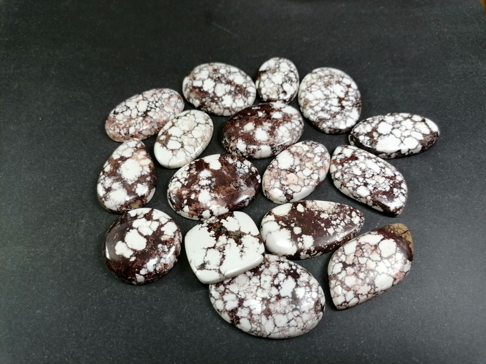  "White Horse" Magnesit Cabochon 
