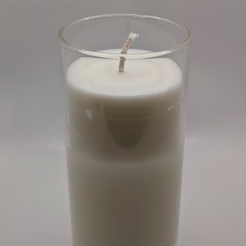 närbild på ett vitt ljus med veken i fokus
