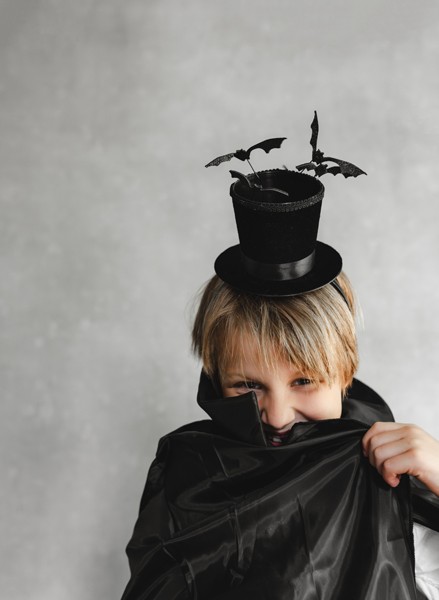 Barn med svart Halloween diadem och fladdermöss