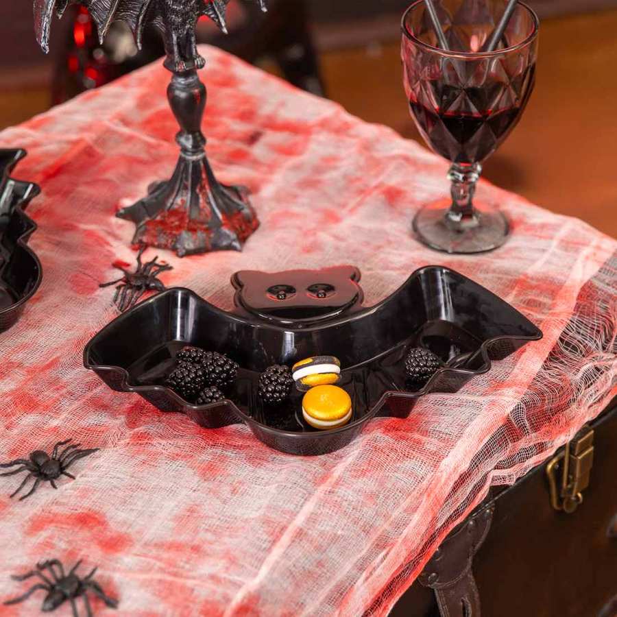 Svart fladdermusfat med godis och snacks till Halloween