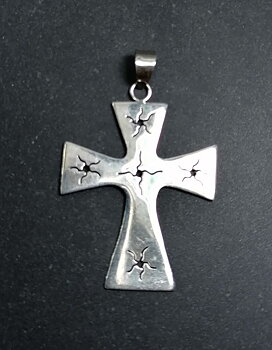 Silver Kors  med graverat mönster
