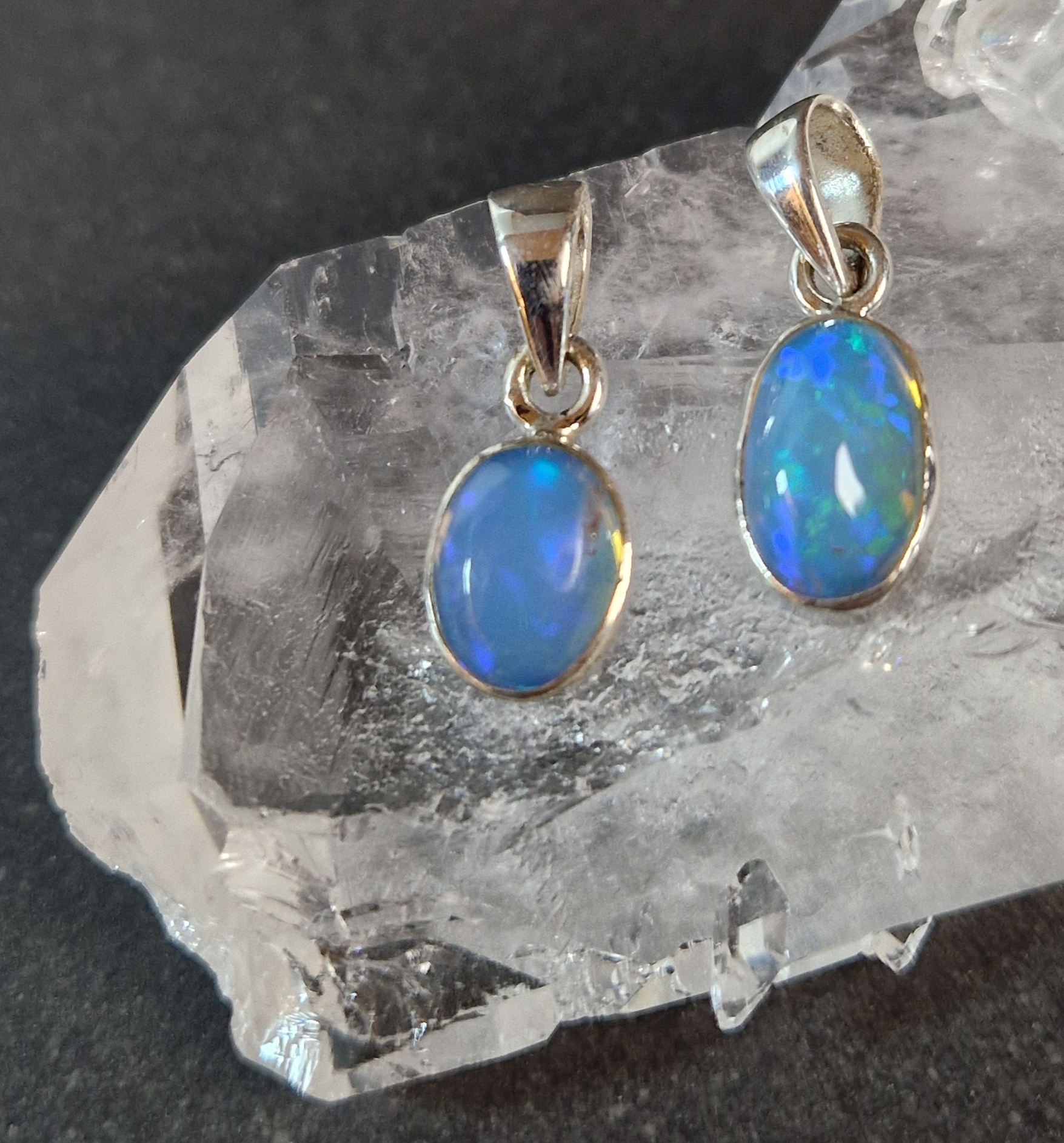Silverhänge med Oval Cabochon i Opal