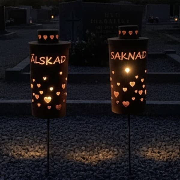 Gravlykta med små hjärtan i rost, praktiskt lock för att hålla lågan vid liv.