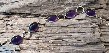 Armband med ametist oval och mellanringar, förlängningskedja. 925-silver