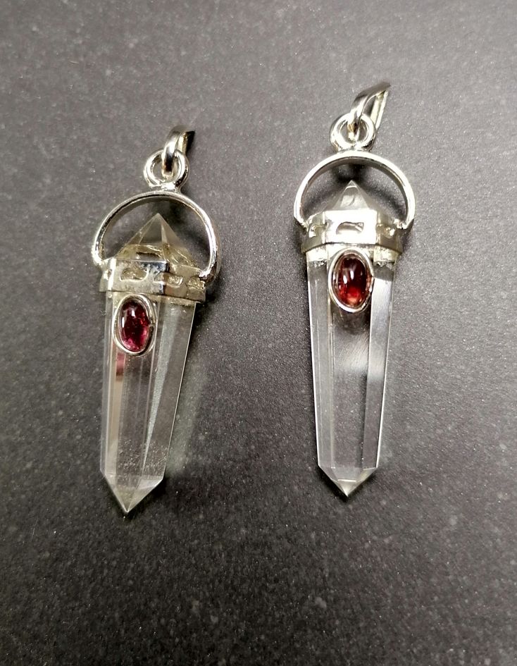 Dubbelterminerad Bergkristall Hänge med Granat Cabochon