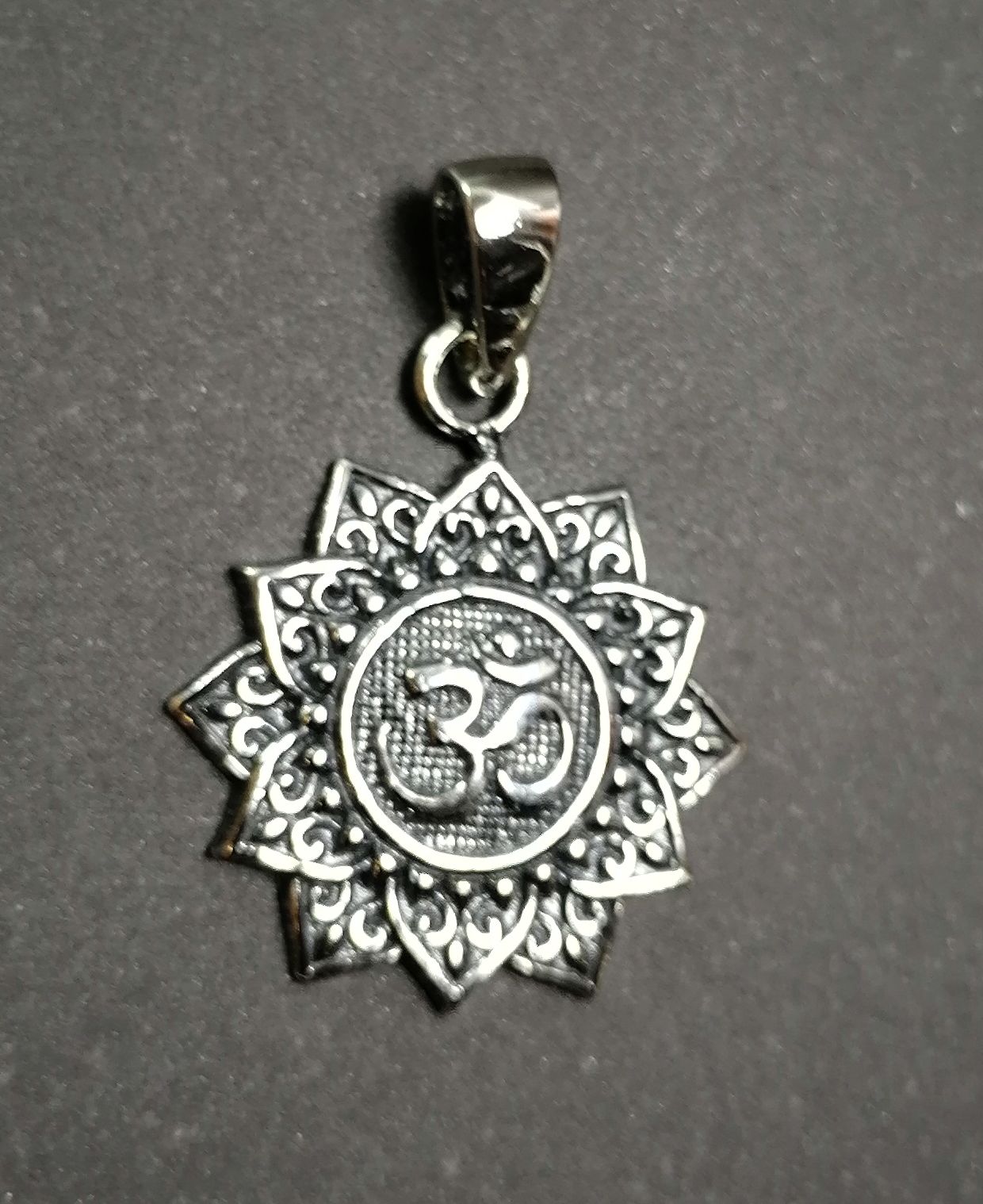 Aum Hänge i Silver 