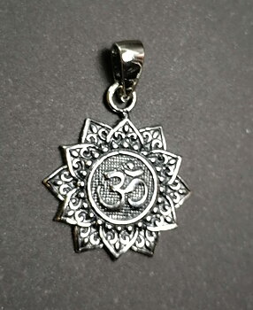 Aum Hänge i Silver 