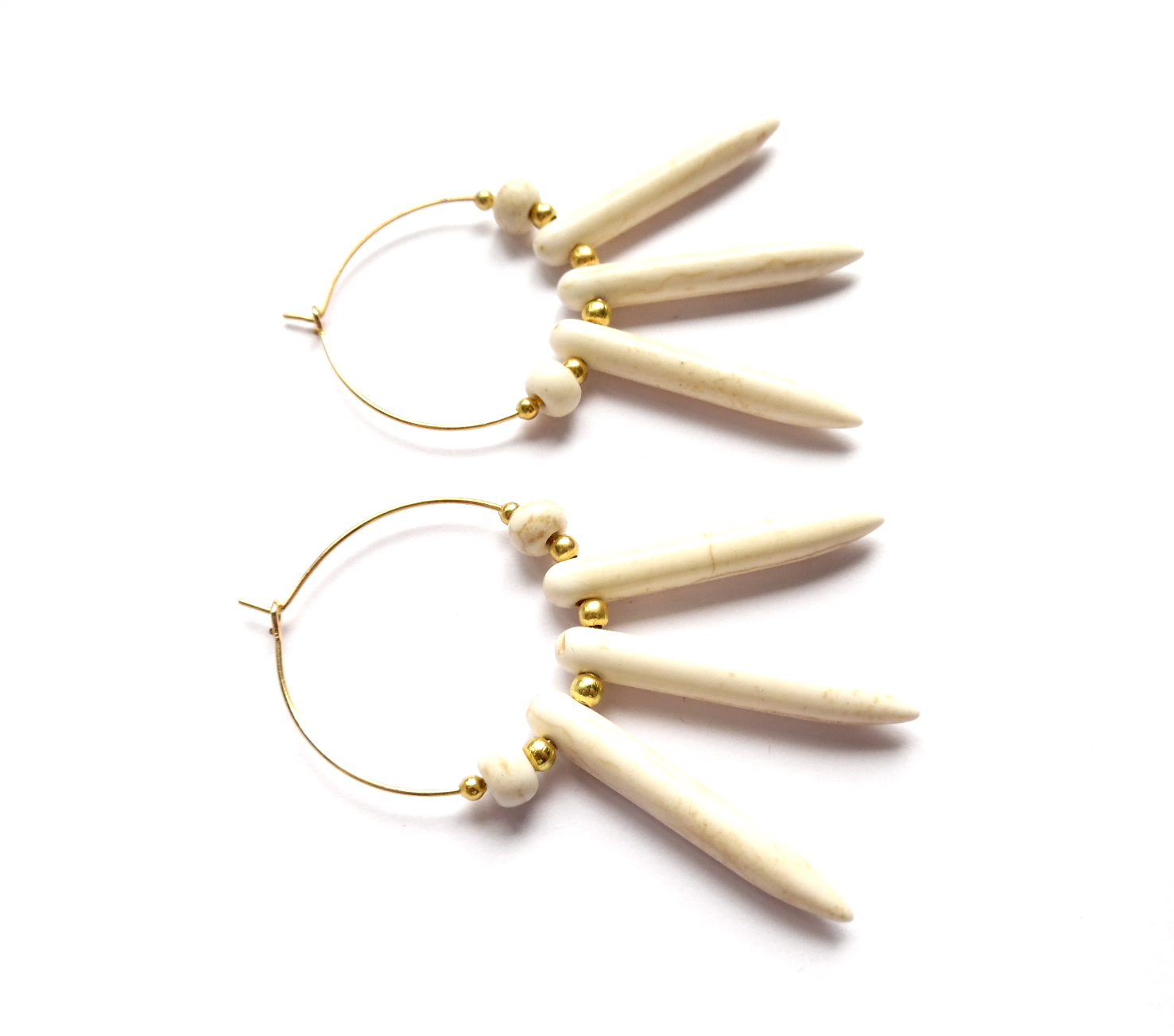 Örhängen med howlite