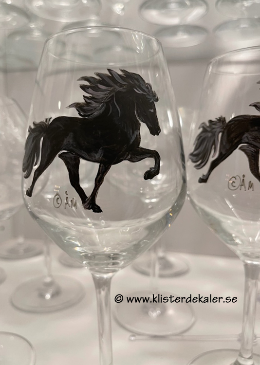 Konstglas rödvin handmålad Islandshäst. Vulkangrå