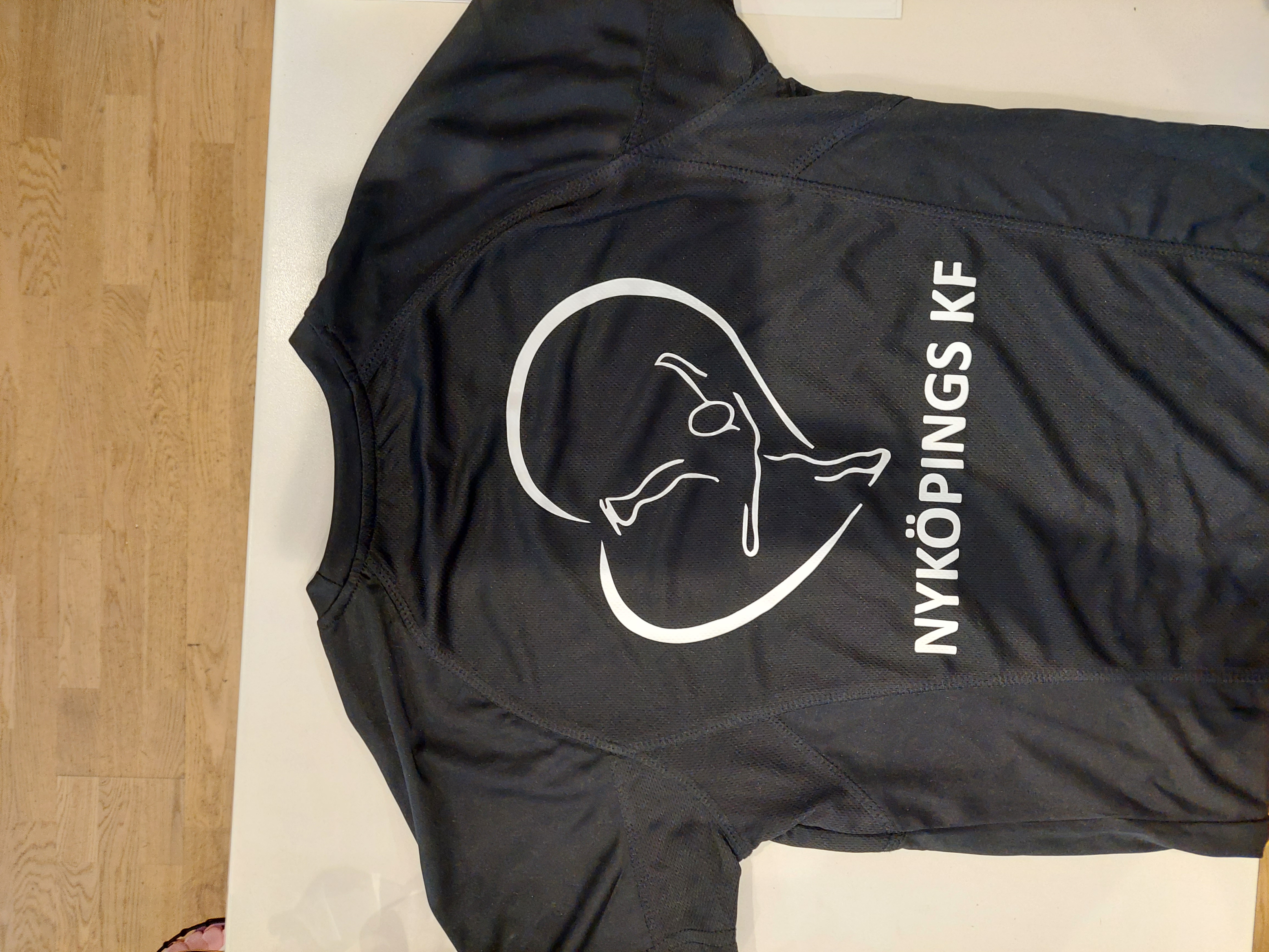 Funktions T-shirt  i svart Nyköpings KF