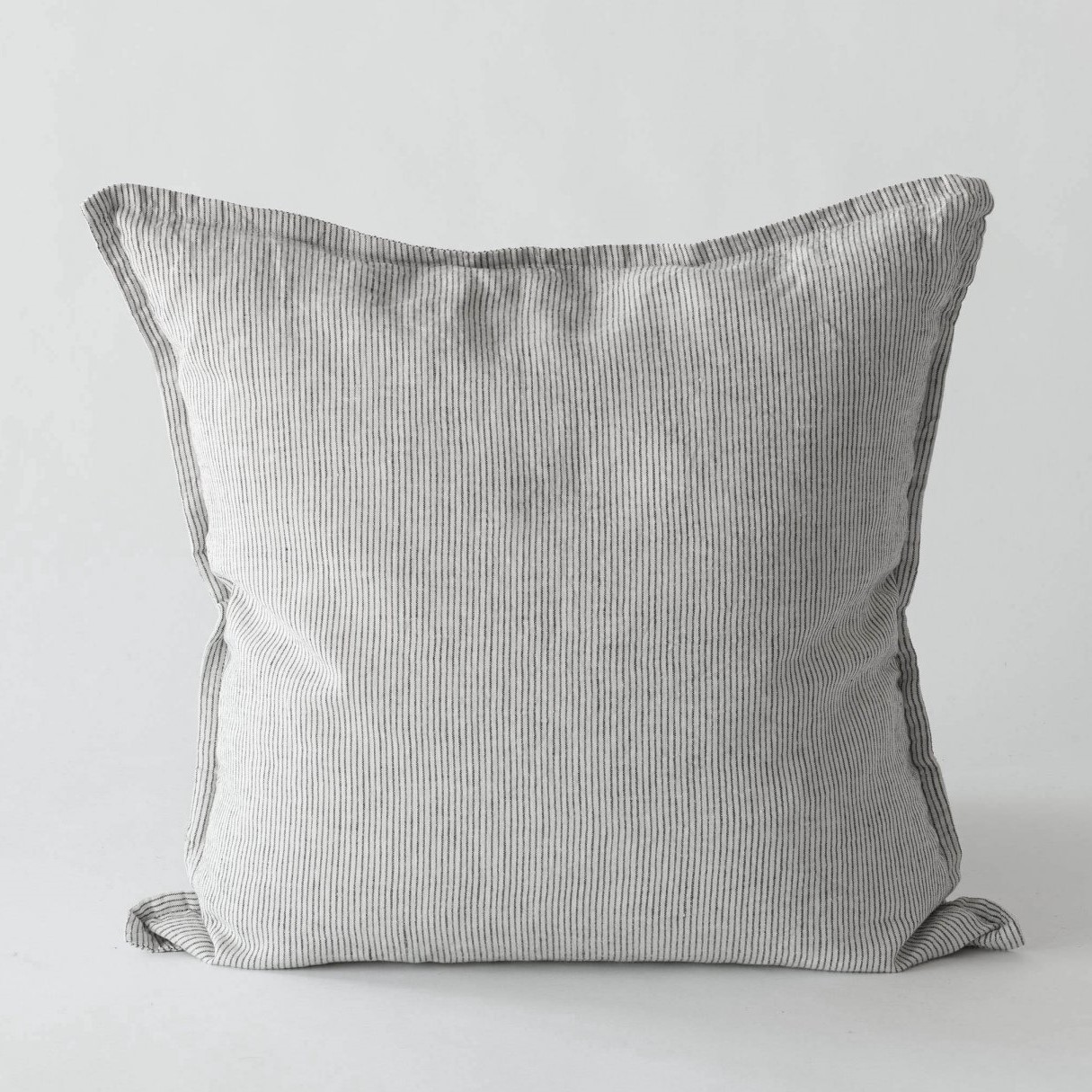 Kuddfodral av linne Pinstripe- Tell Me More