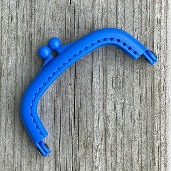 Portmonnäknäppe i plast, blått (8,5 cm)