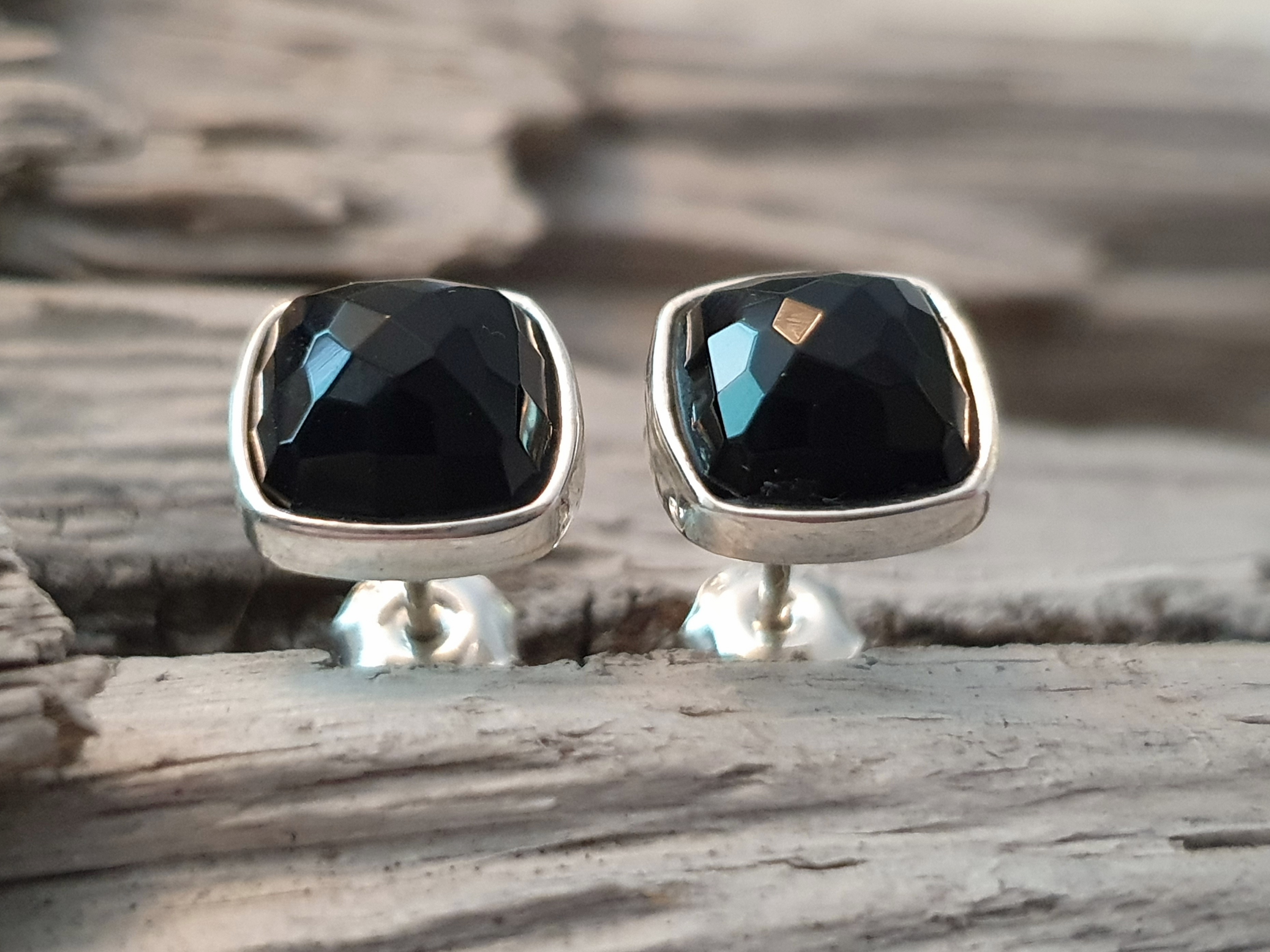 Svart onyx örhängen  ca. 9x9mm fasetterad , 925-silver