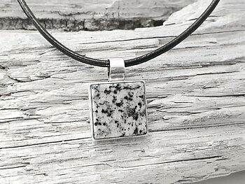 Halsband granit hänge  kvadrat 14mm på läderhalsband 2mm med förl. kedja 925-silver