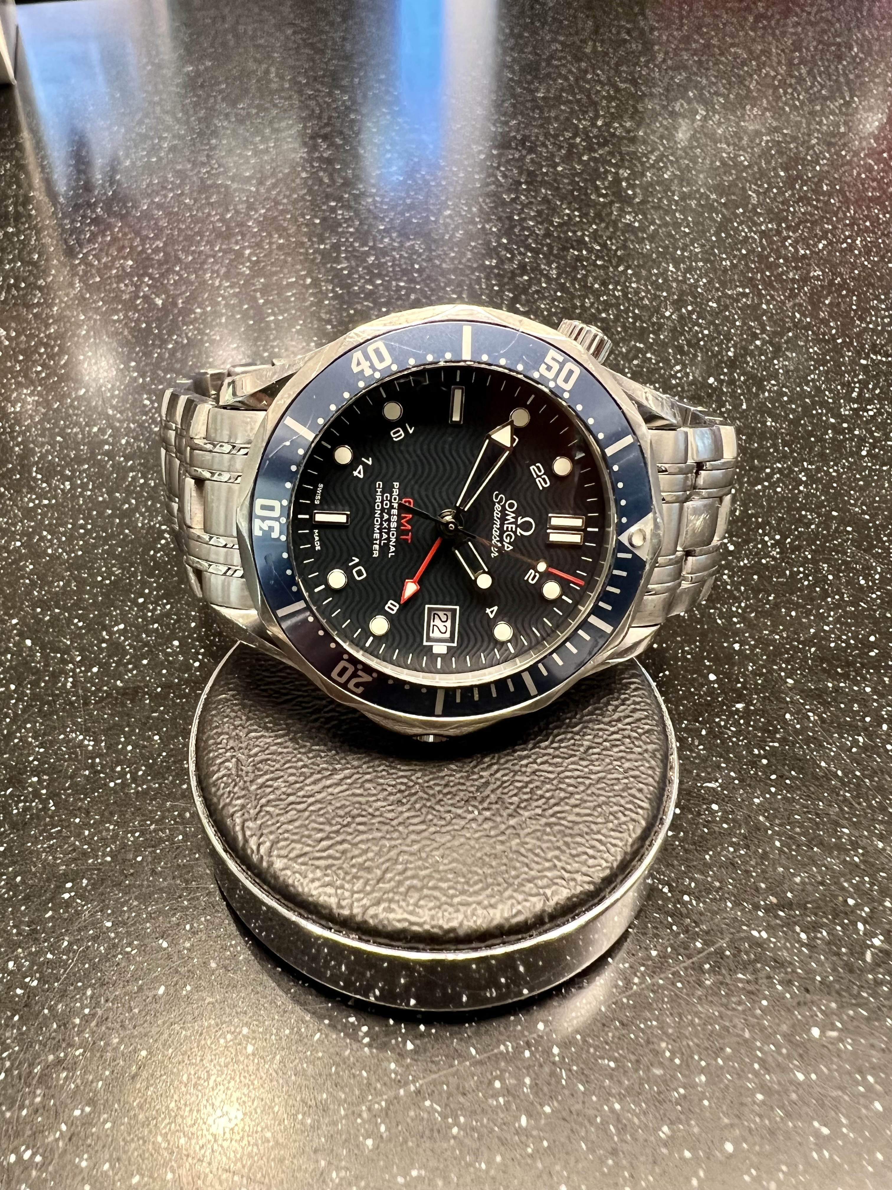SÅLD 21 november 2022 för 30.000:- Omega Seamaster 300M GMT 41 mm Blå