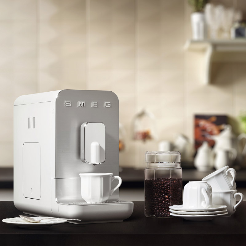 Smash knijpen Schatting Smeg 50's White BCC01WHMEU - Bean to cup coffee machine