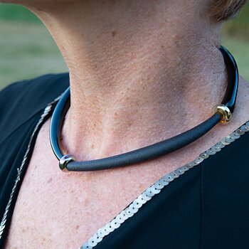 HALSBAND MED FROSTADE OCH BLANKA SVARTA GLASRÖR.