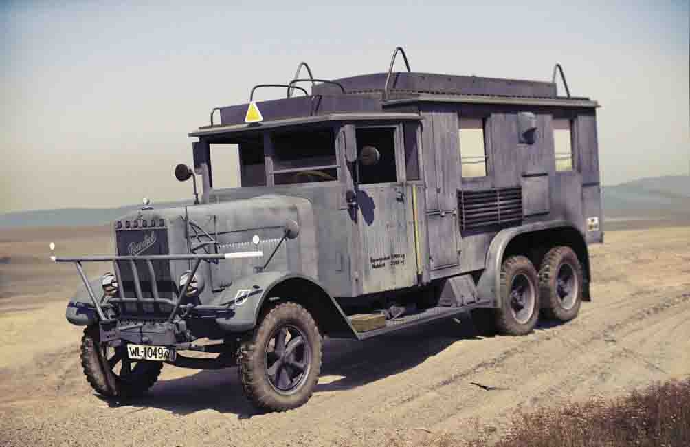 1/35 Henschel 33 D1 Kfz.72, WWII German Radio Communication Truck