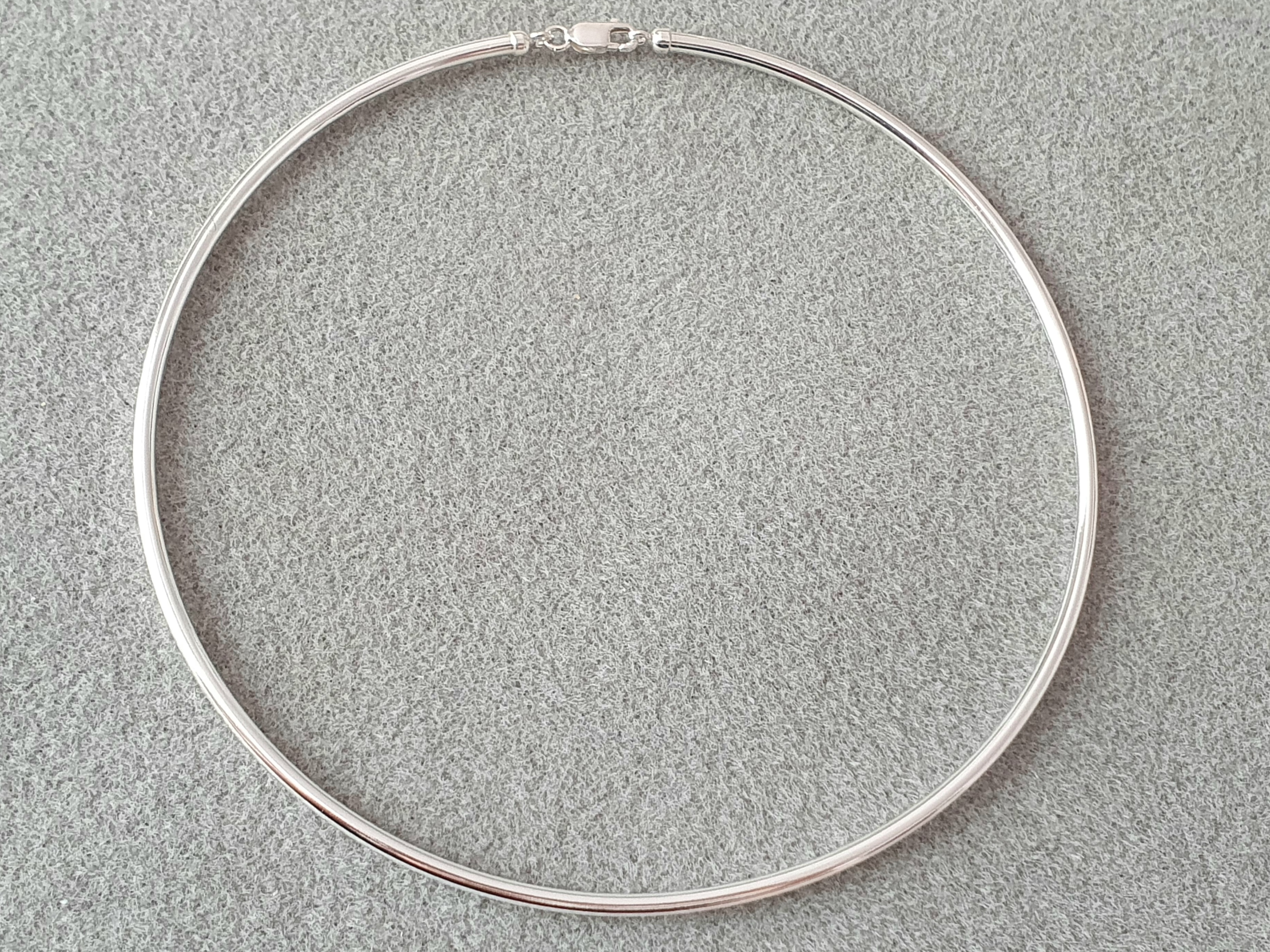 Halsring  stel ca. 13 x 12 cm i 925- silver med lås.