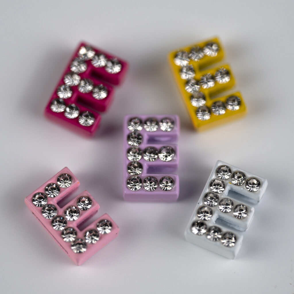 Berlock med Strass & Färg Bostav E - Busy Lizzie