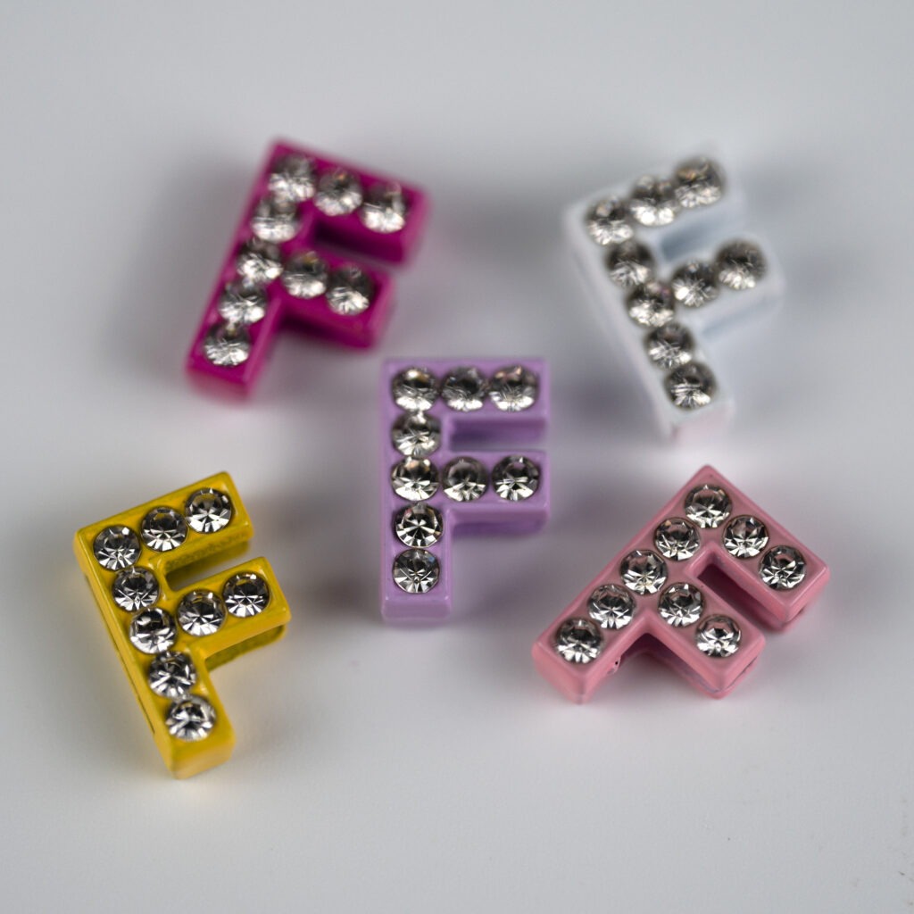Berlock med Strass & Färg Bostav F - Busy Lizzie