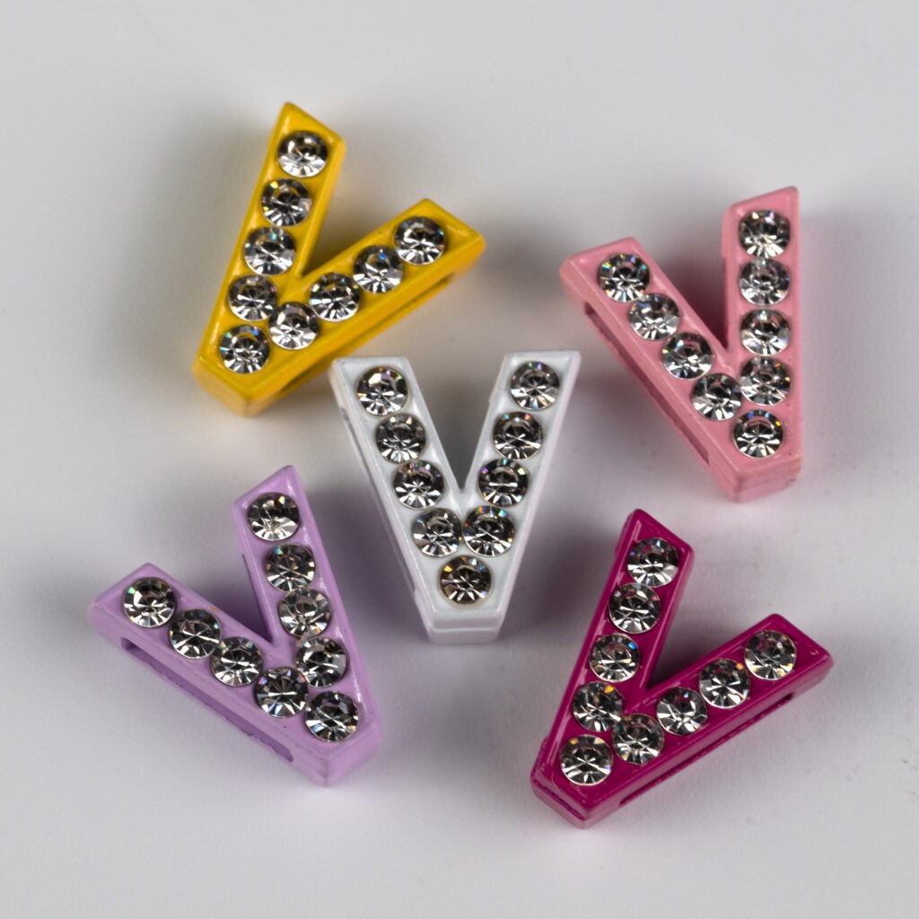 Berlock med Strass & Färg Bostav V - Busy Lizzie
