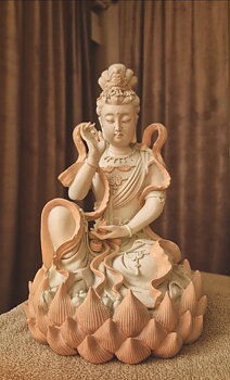 Kuan-Yin: SEATED ON LOTUS Staty