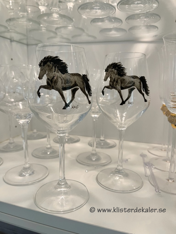 Konstglas rödvin handmålad Islandshäst. Svart - 2