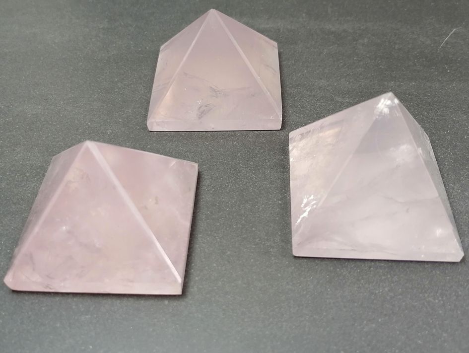Rosenkvarts Pyramid  - AA+ kvalitet