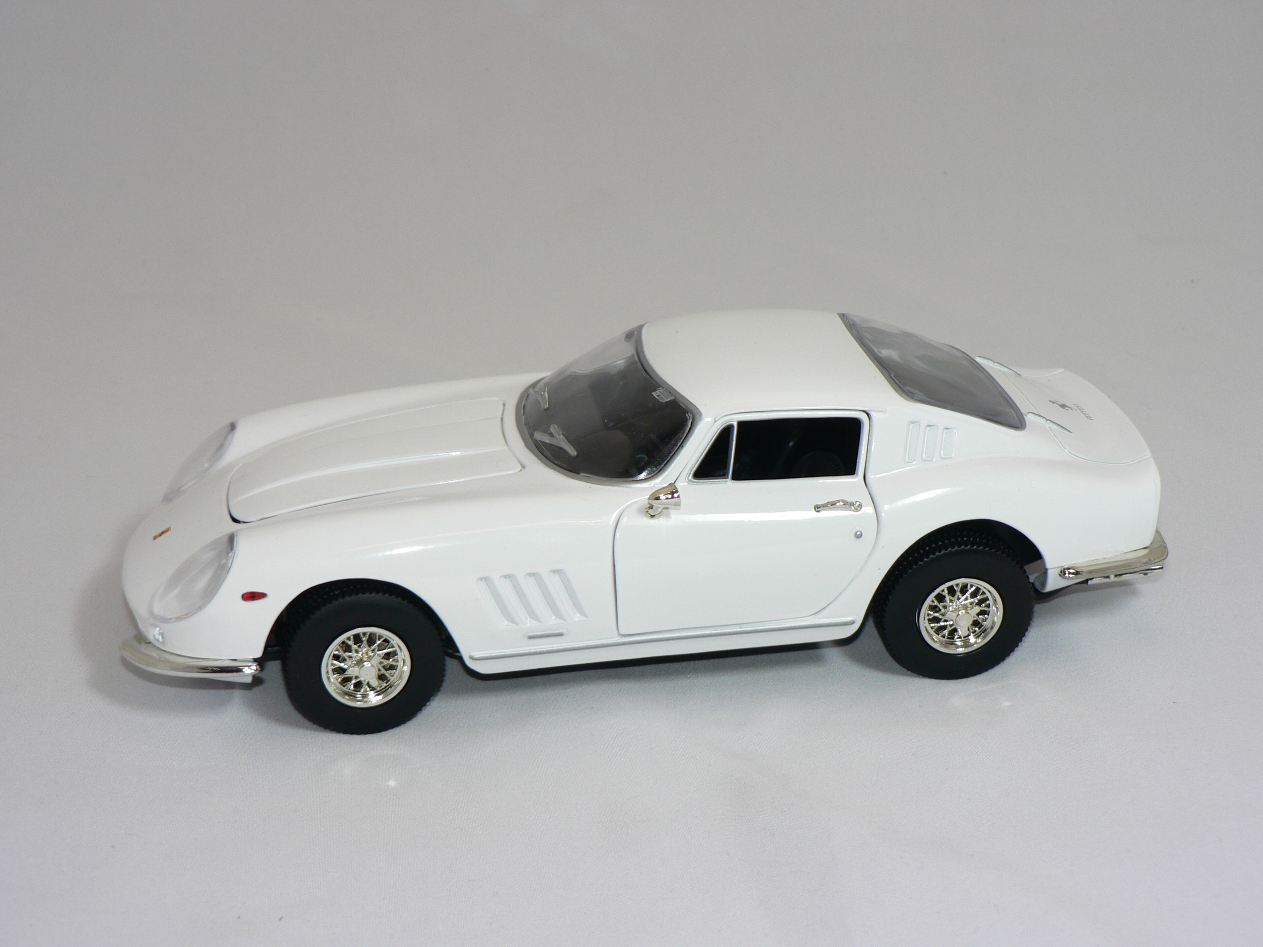 Ferrari 275 GTB 4  1966  Vit  1:18  Ertl - 3