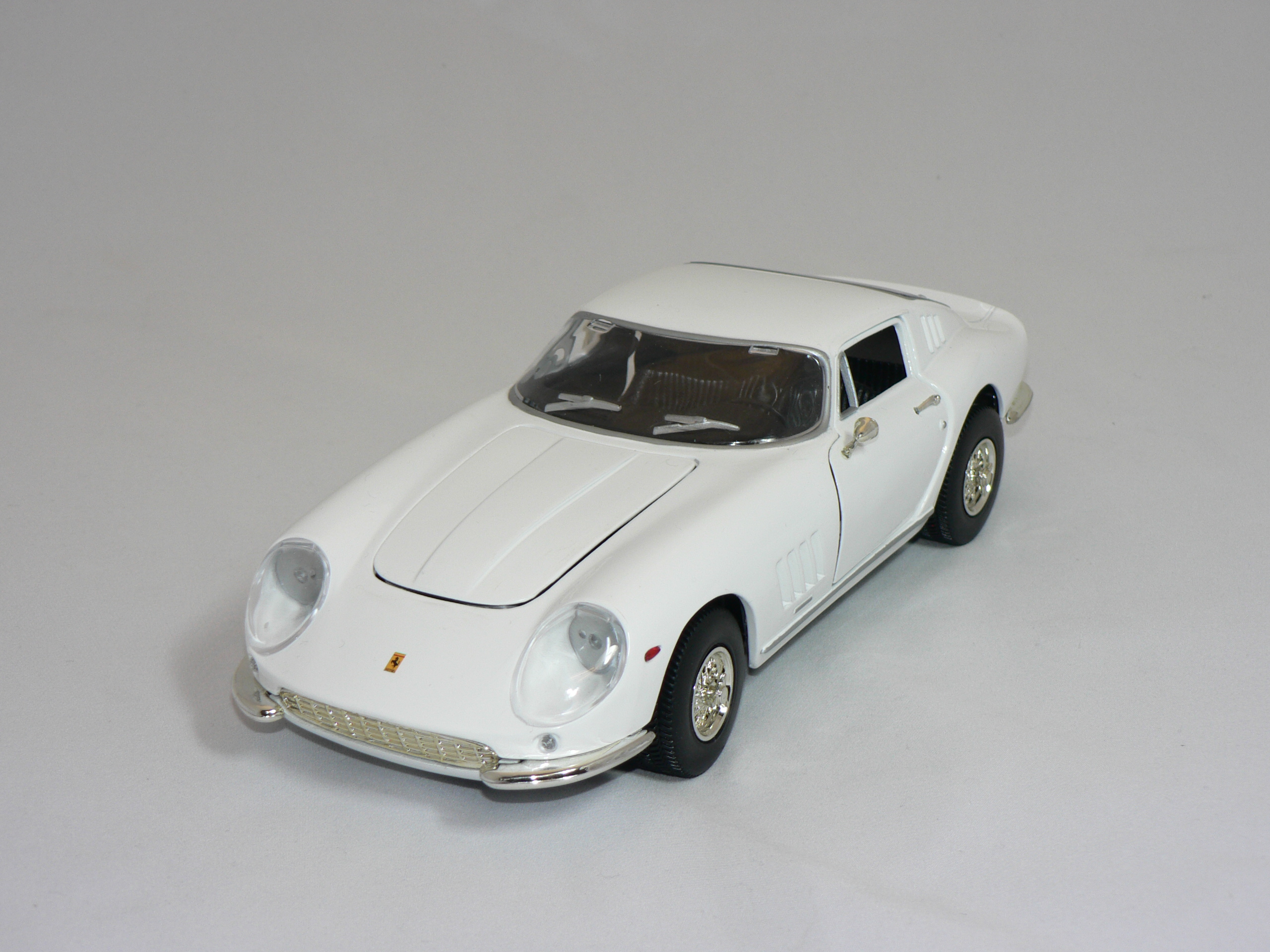Ferrari 275 GTB 4  1966  Vit  1:18  Ertl