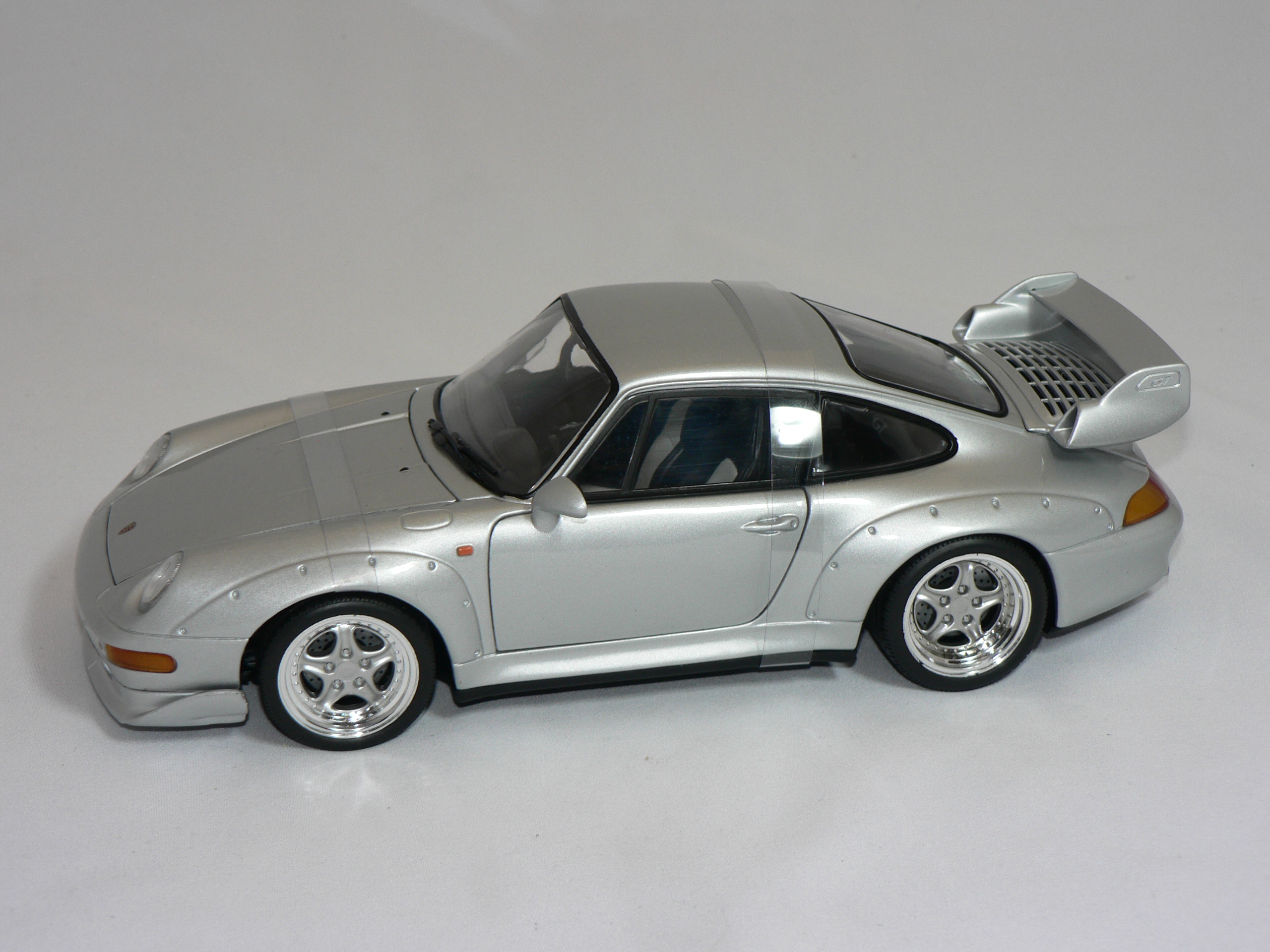 Porsche 911  GT 2  1997  Silver  1:18  UT Models - 3