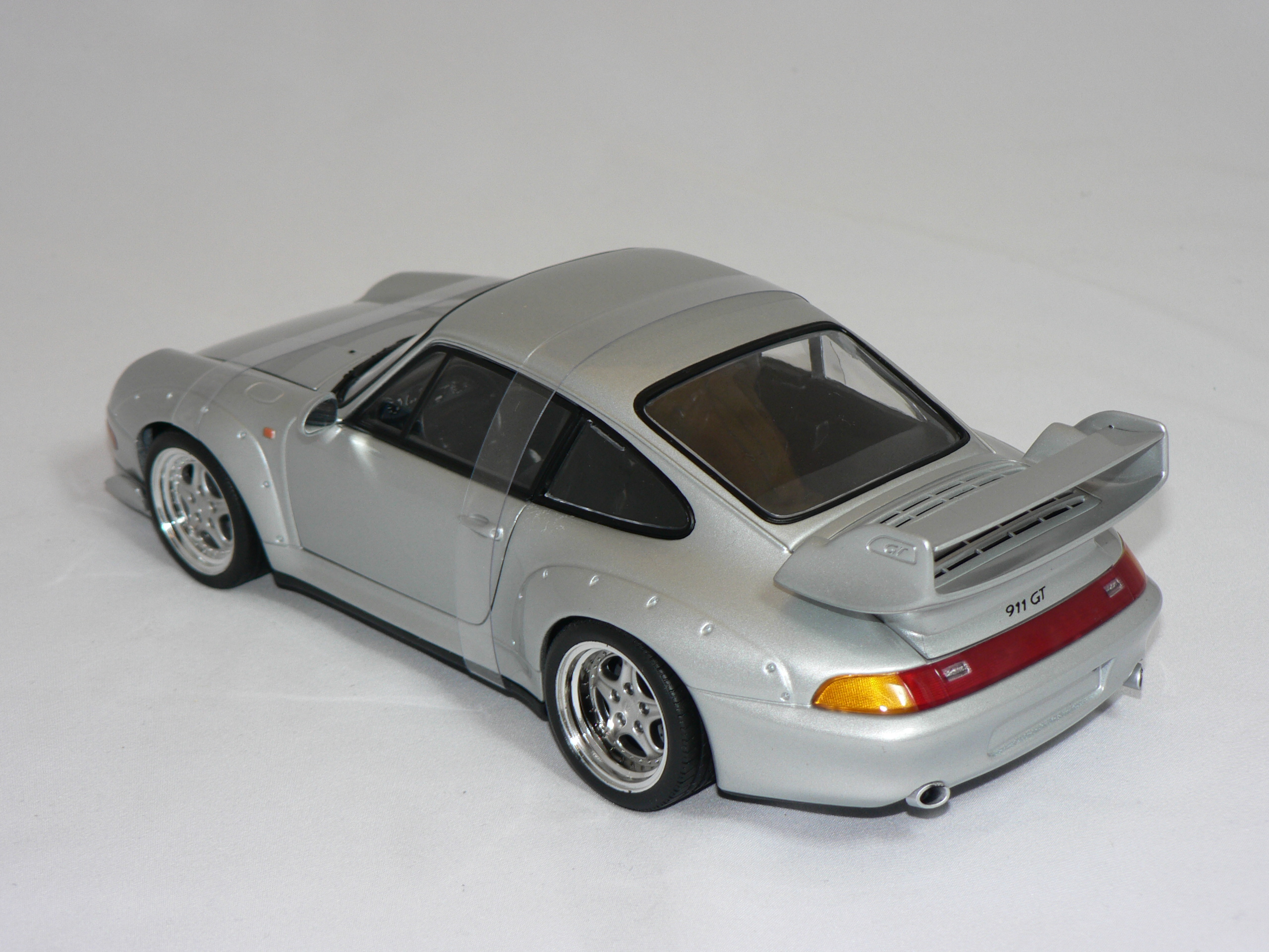 Porsche 911  GT 2  1997  Silver  1:18  UT Models - 2