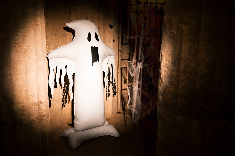 Stort stående spöke som Halloween-dekoration