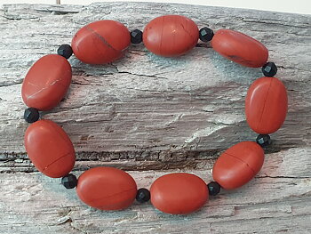 Armband matt röd jaspis och ca. 4mm matt svart onyx