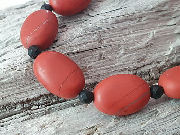 Armband matt röd jaspis och ca. 4mm matt svart onyx