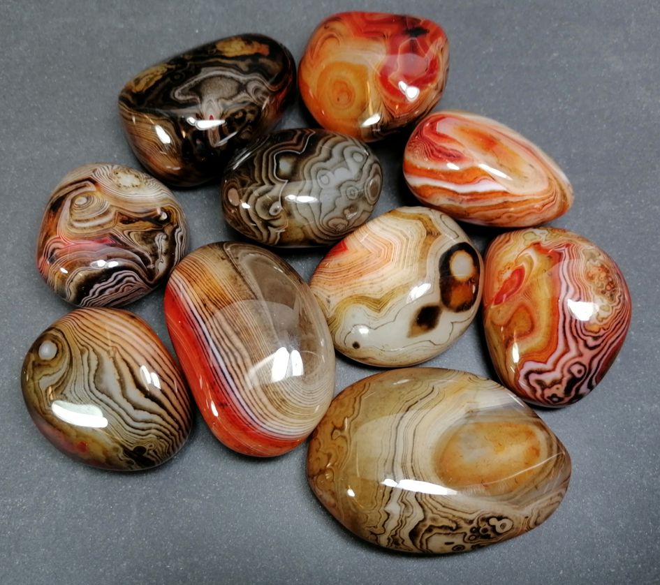 Pebbles "No Worry Stone" - Silk Banded Agat / Crazy Agat