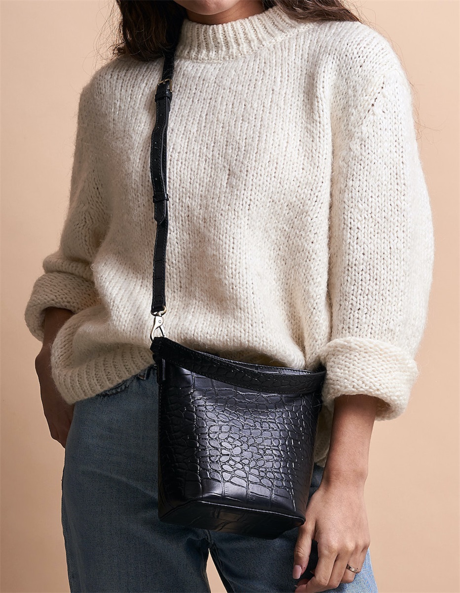 Bobbi Bucket bag, midi, svart krokoläder från O My Bag Amsterdam säljs på Hospitalsg 16 - 2