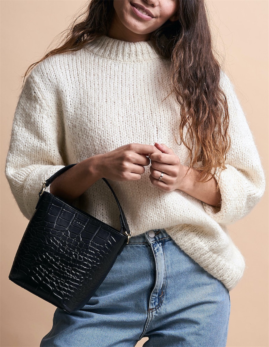 Bobbi Bucket bag, midi, svart krokoläder från O My Bag Amsterdam säljs på Hospitalsg 16 - 3