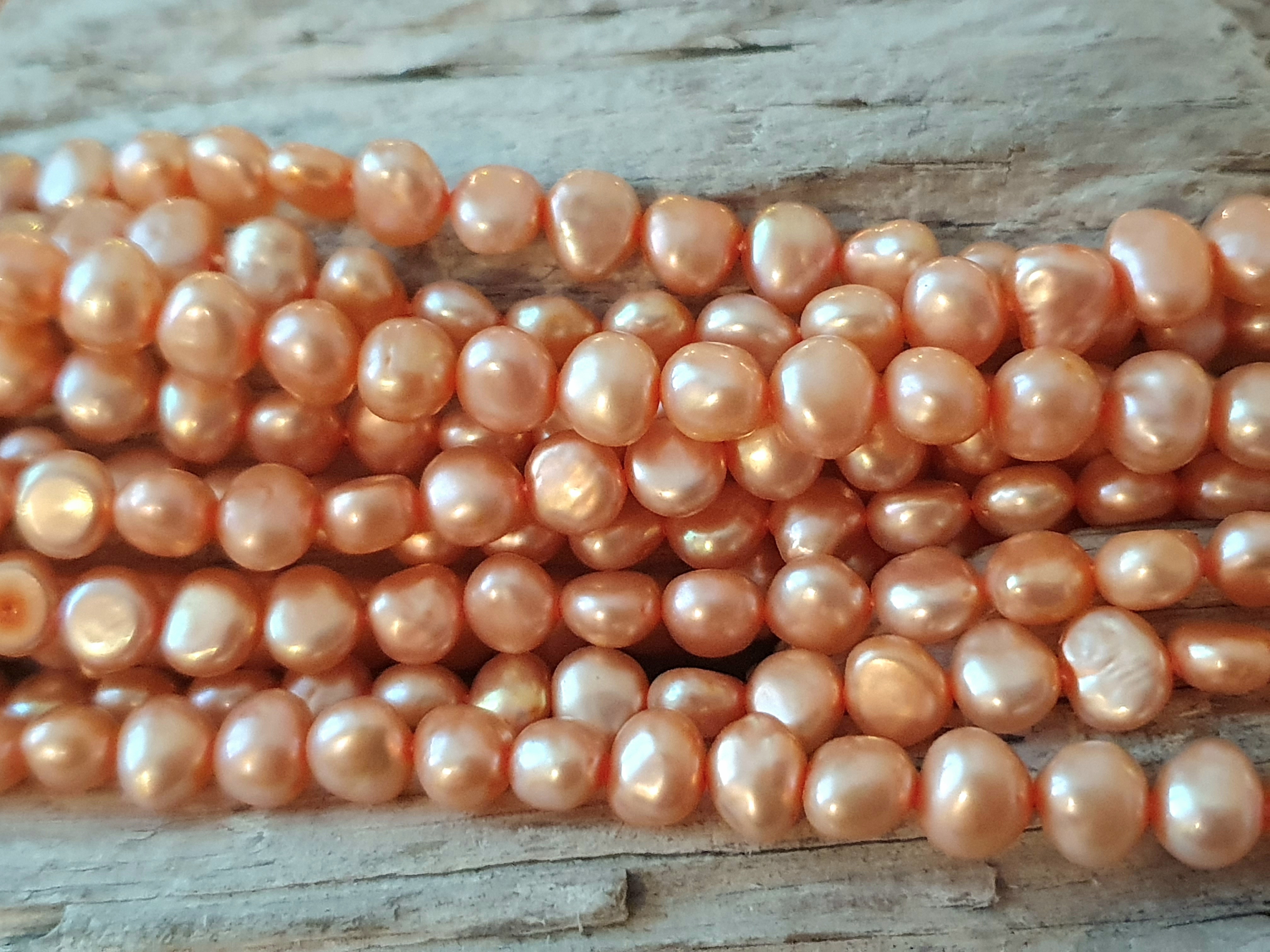 Odlade infärgade sötvattenpärlor oregelb. ca. 5,5 mm x 6 mm, orange, sträng