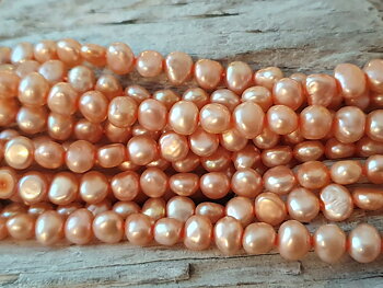 Odlade infärgade sötvattenpärlor oregelb. ca. 5,5 mm x 6 mm, orange, sträng