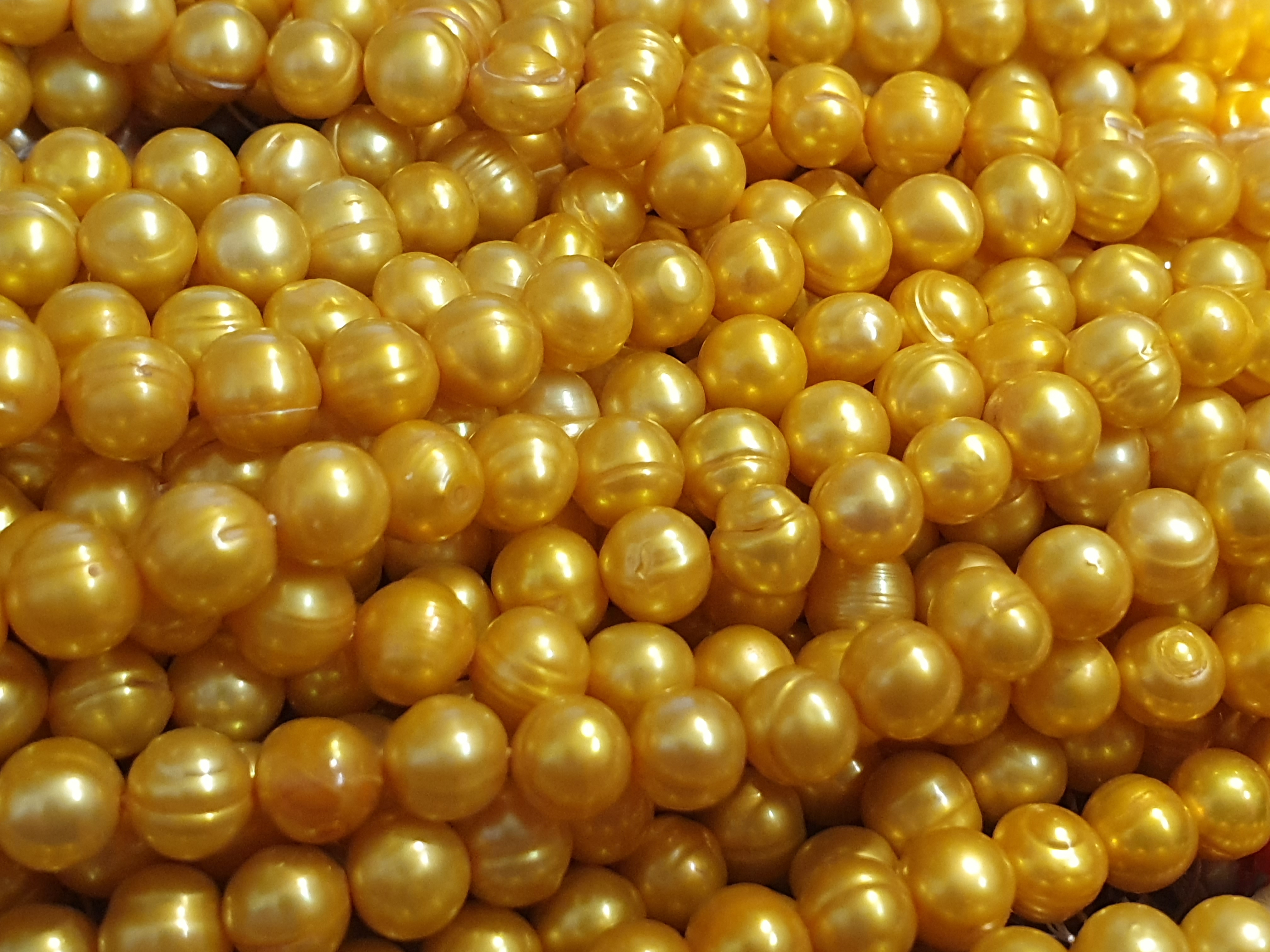 Odlad infärgad sötvattenpärla potatis form, klargul ca. 6-6,5mm. ca. 65pärlor - 2