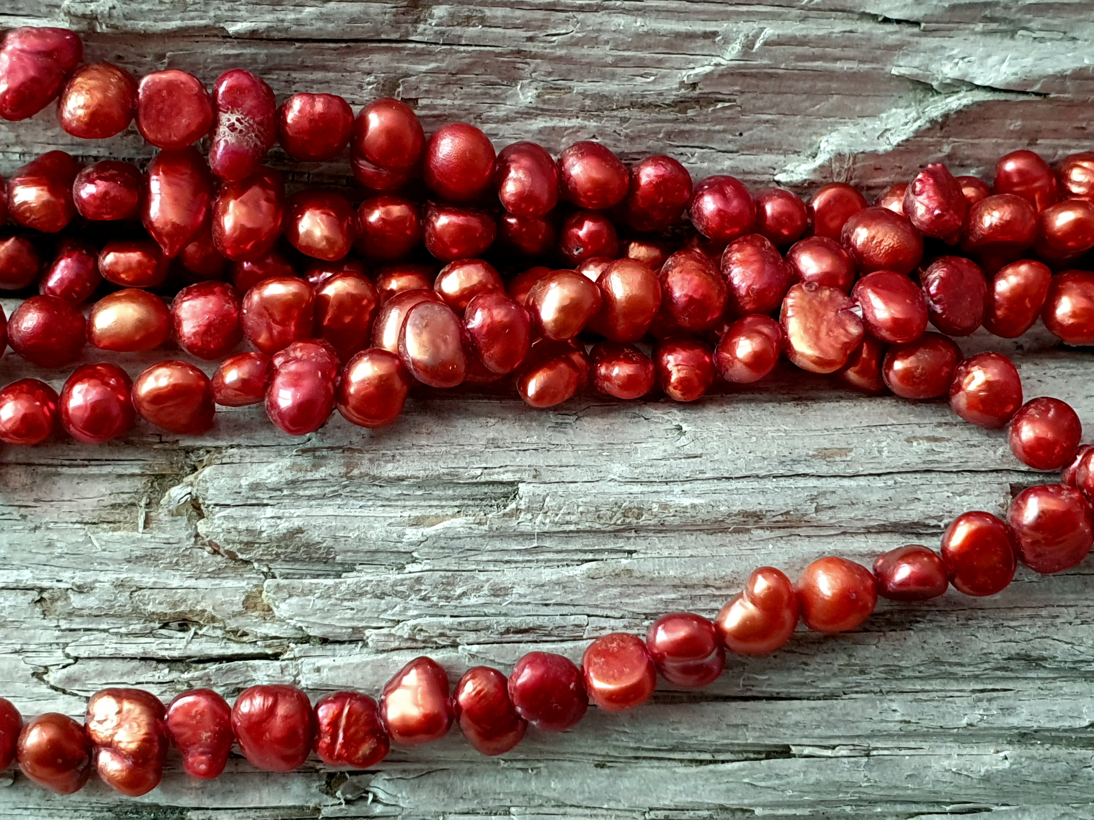 Odlad infärgad sötvattenpärla oregelbunden form  merlot färg 4-5 x 4,5-6mm sträng ca. 94pärlor