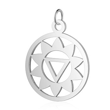 Chakra-berlock i rostfritt stål med Manipura-symbol för solarplexuschakrat, visad mot ljus bakgrund.