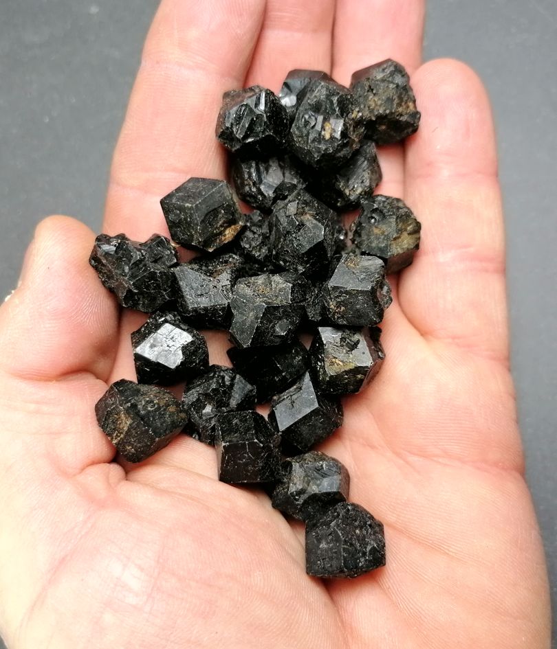 Svart Granat (Andradite)  - 2